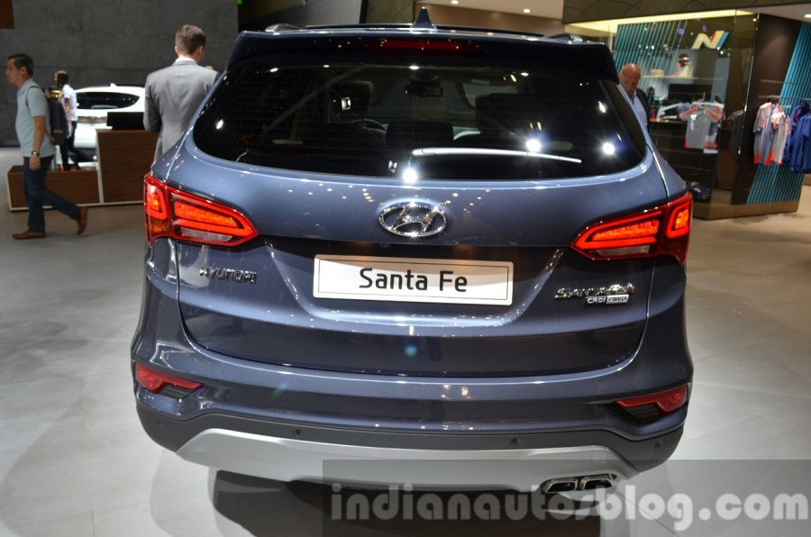 2016-Hyundai-Santa-Fe-rear