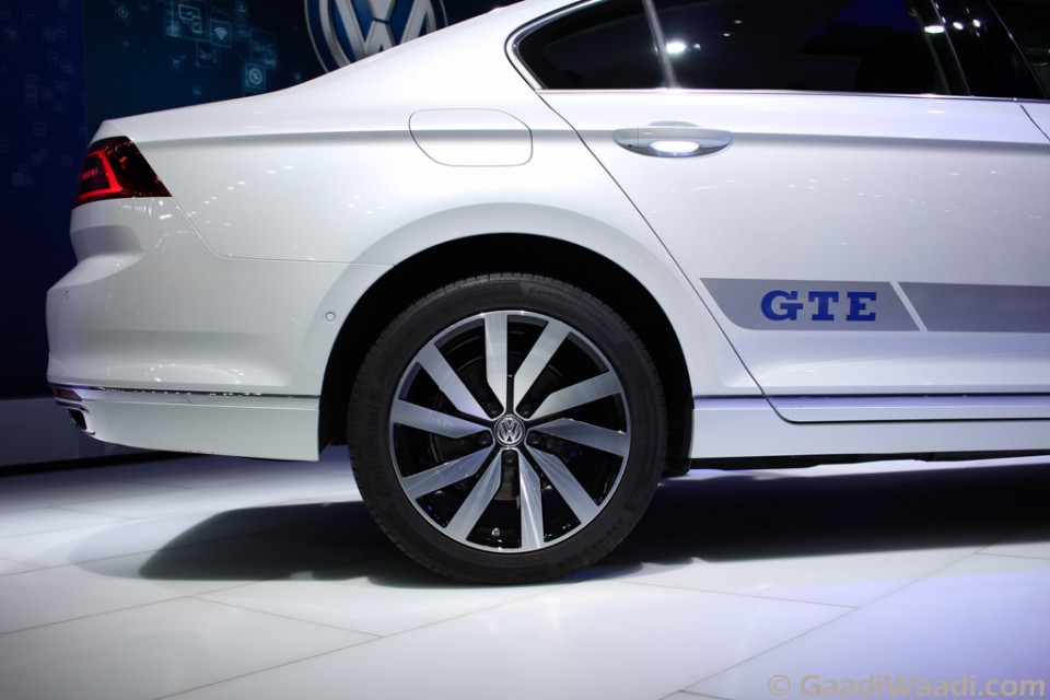 VW Passat GTE Unveiled_-3