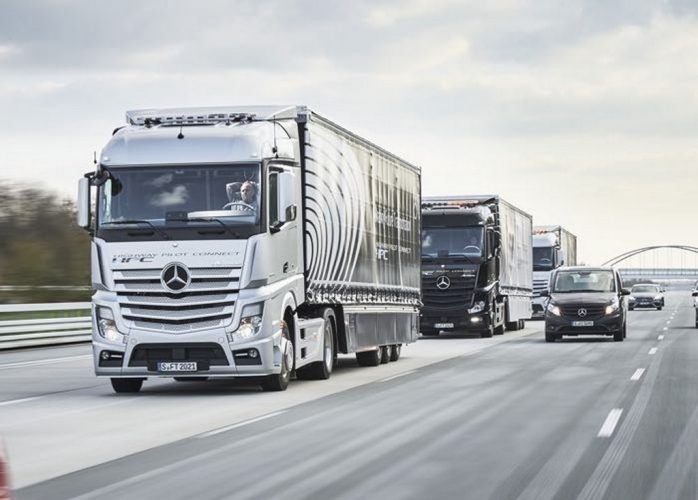 Mercedes Benz Tests connected convoy of autonomous trucks