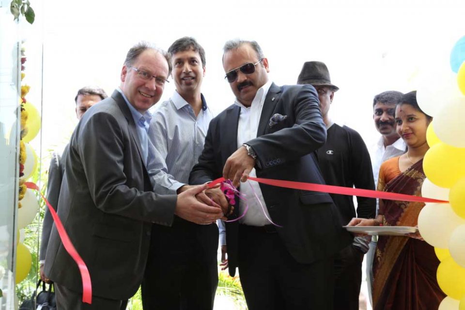 Ribbon-Cutting-of-Renault-Selection-by-Mr.-Sumit-Sawhney-Country-CEO-and-Managing-Director-Renault-India-Operations.jpg