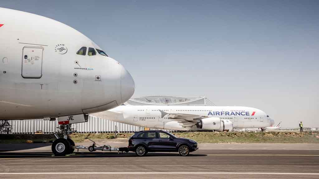 Porsche-Cayenne-Pulls-Airbus-A380-8.jpg