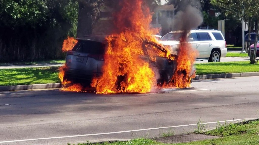 Toyota-RAV4-caught-fire