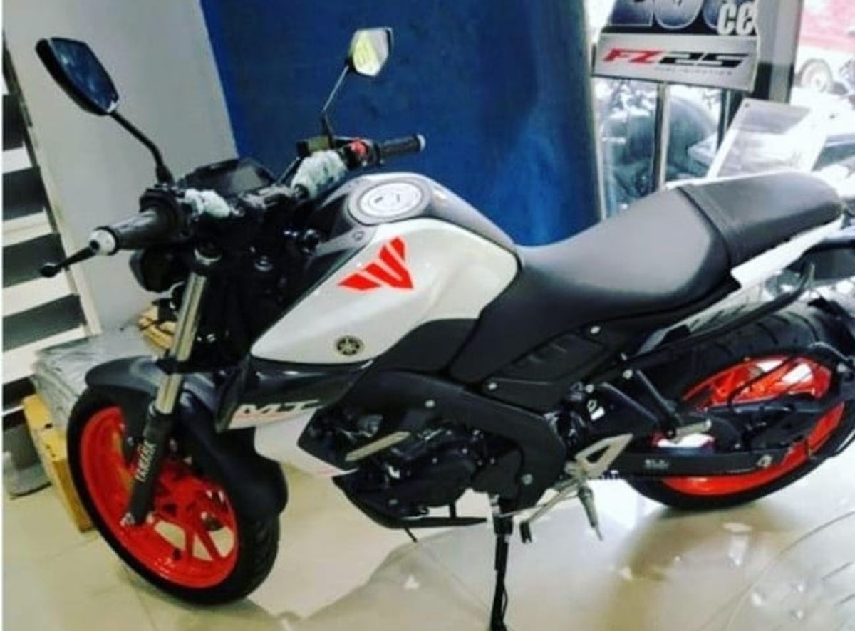 Yamaha MT-15 In White Colour And Orange Wheels Spotted At Dealership