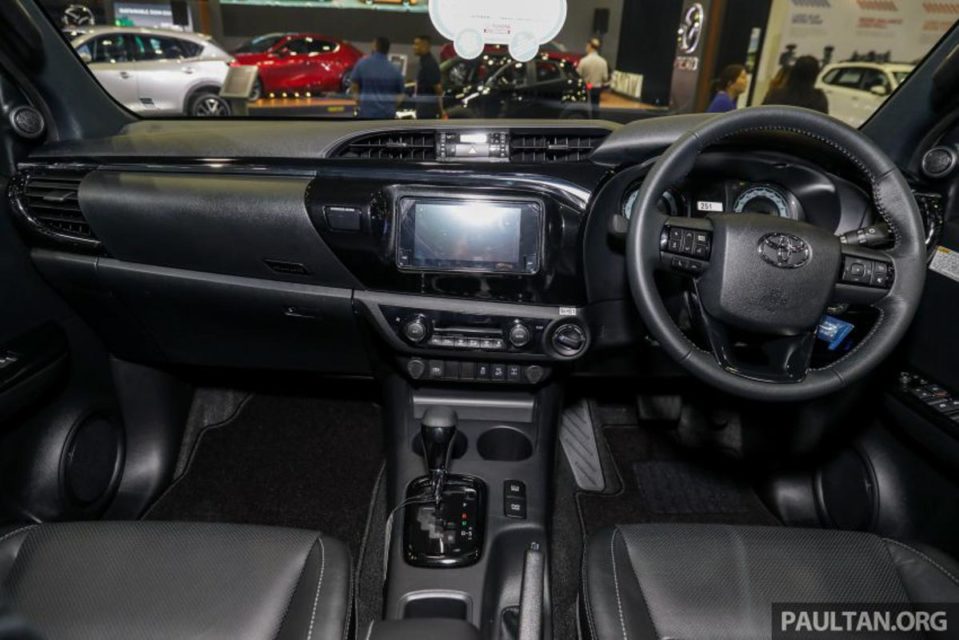 Toyota Hilux 2.8 Black Edition Interior