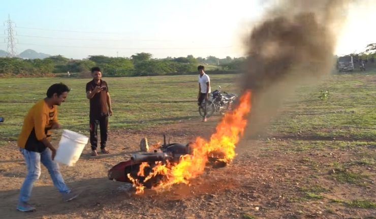 Ghost Rider Pulsar 220 stunt burning bike