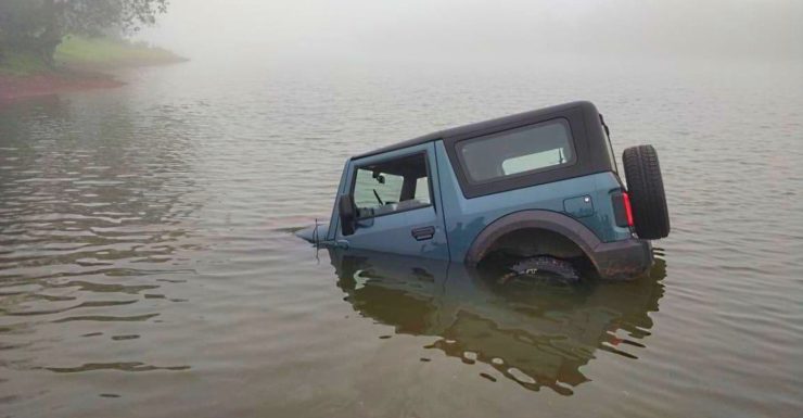 2020 Mahindra Thar gets stuck while water fording