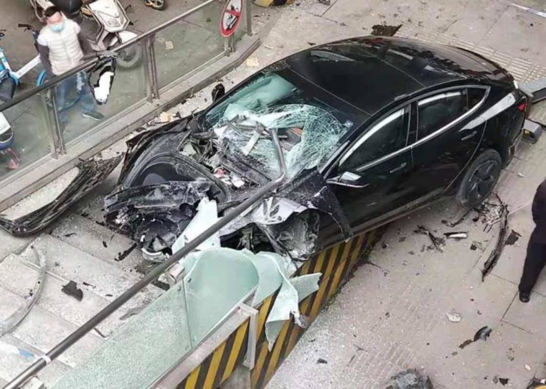 Tesla Model 3 accident Chengdu 2 April 2021