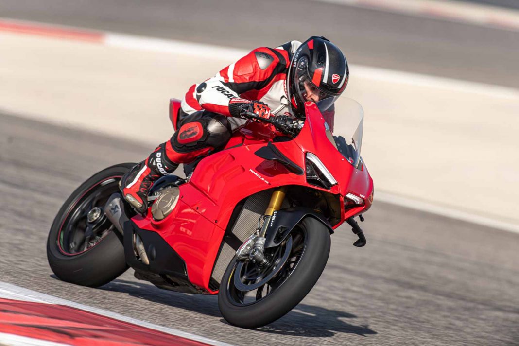 DUCATI PANIGALE V4 ACTION