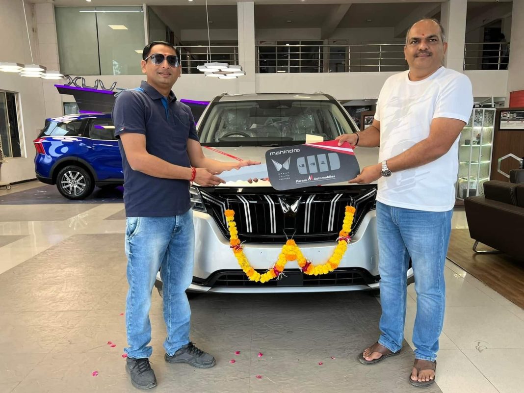 Mahindra XUV700 diesel customer delivery