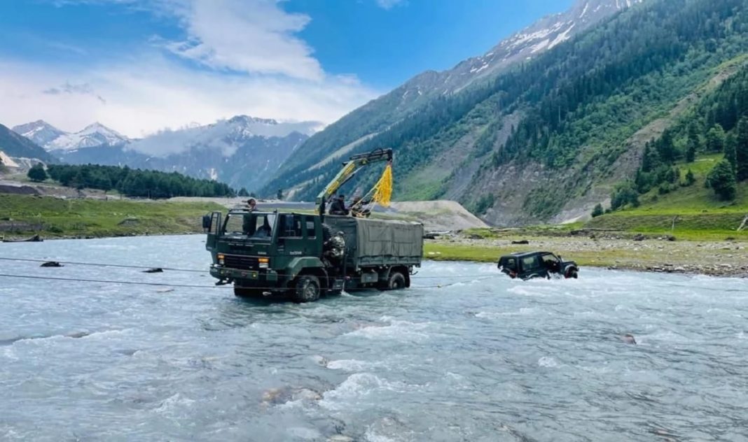 Army rescues Tourists in Maruti Gypsy stuck in river