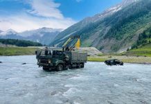 Army rescues Tourists in Maruti Gypsy stuck in river