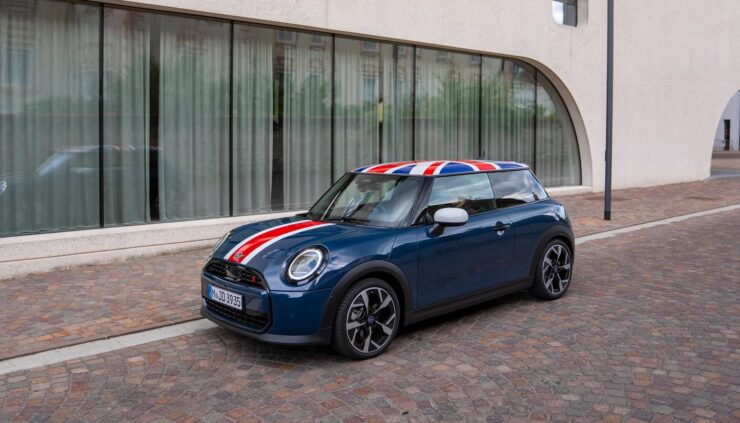 mini-cooper-oxford-edition-front-three-quarter-1400x800-1.jpg